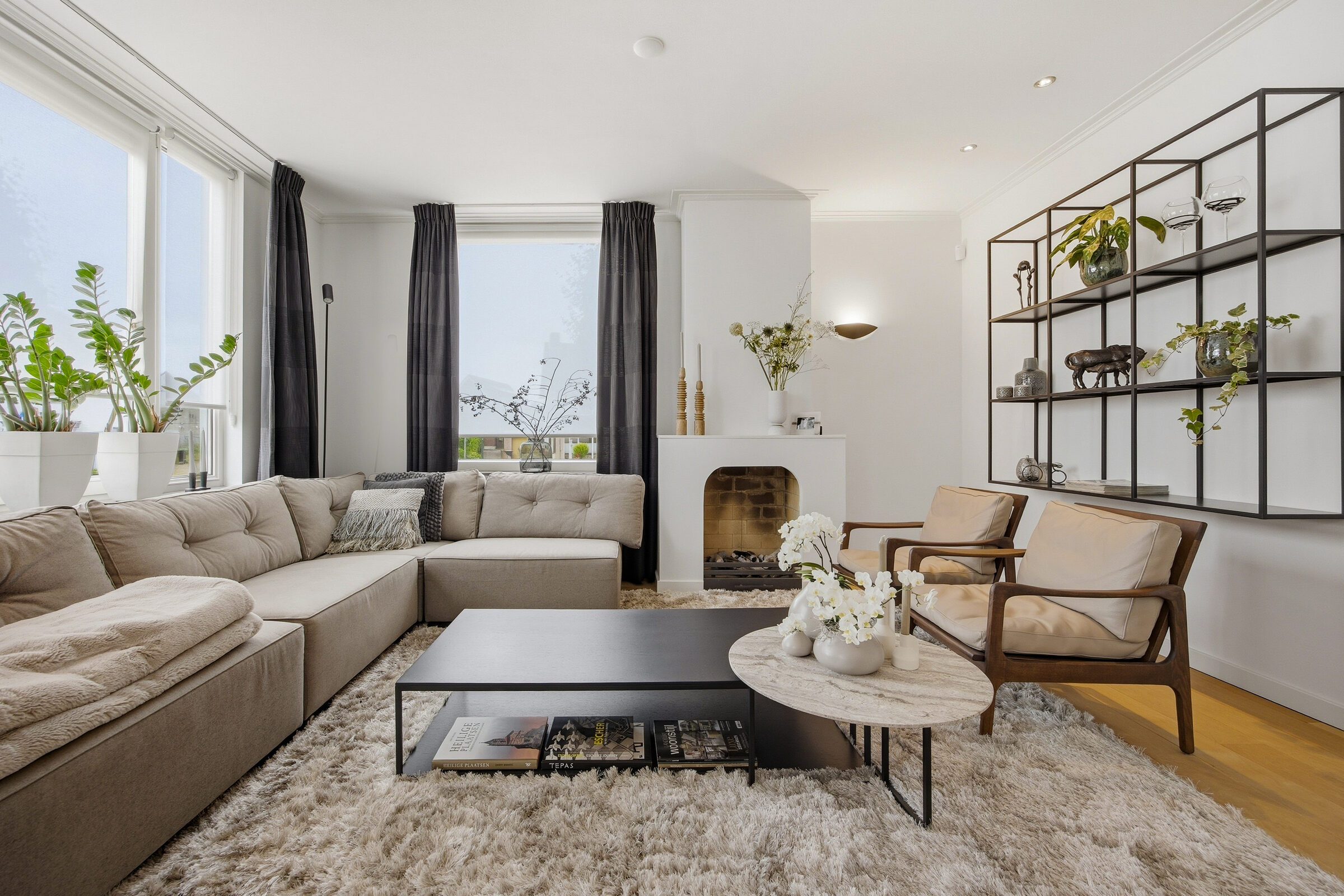 Woonkamer met haard, sfeervol in beeld gebracht
