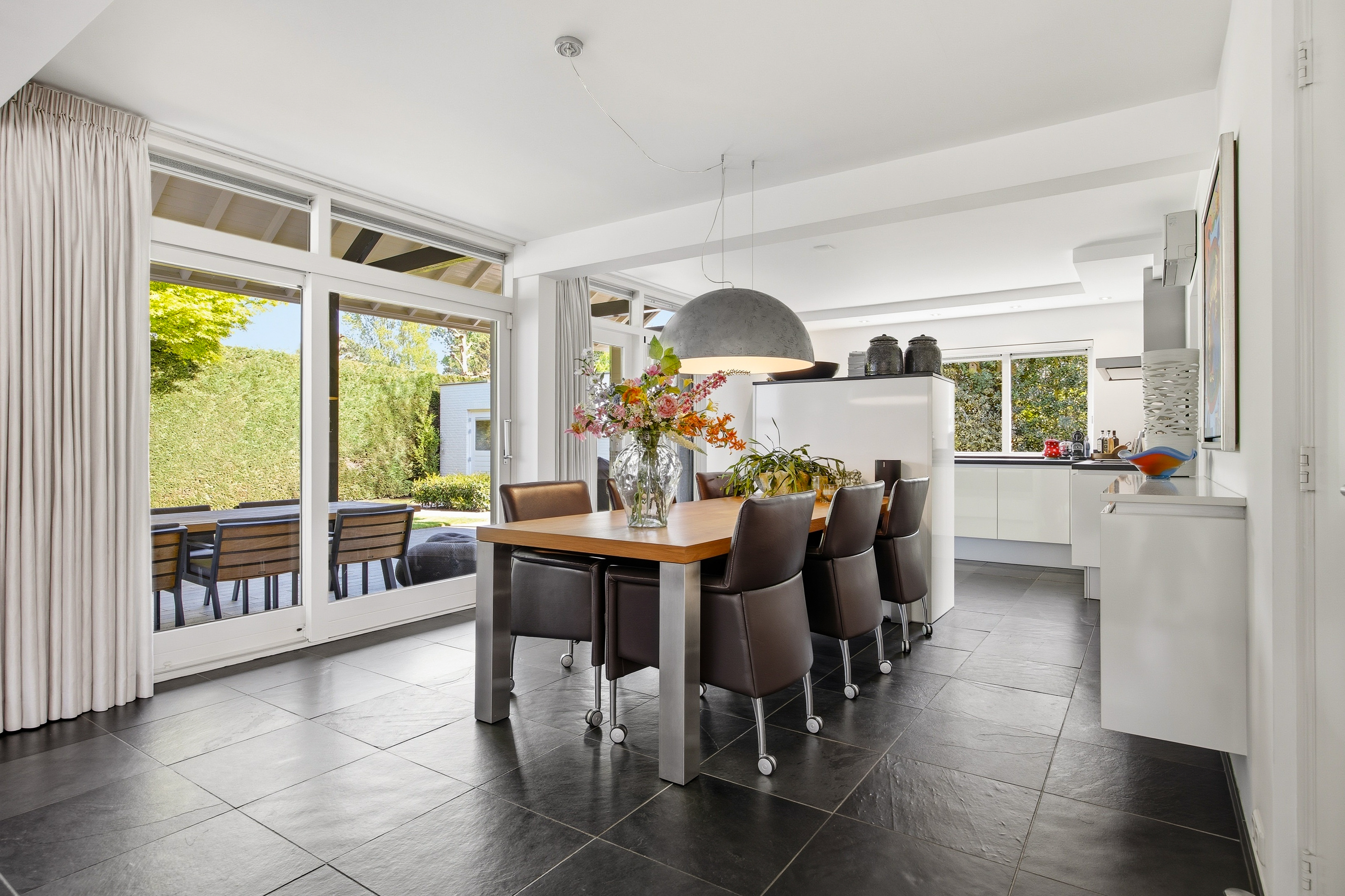 Lichte woonkamer met kunstwerk