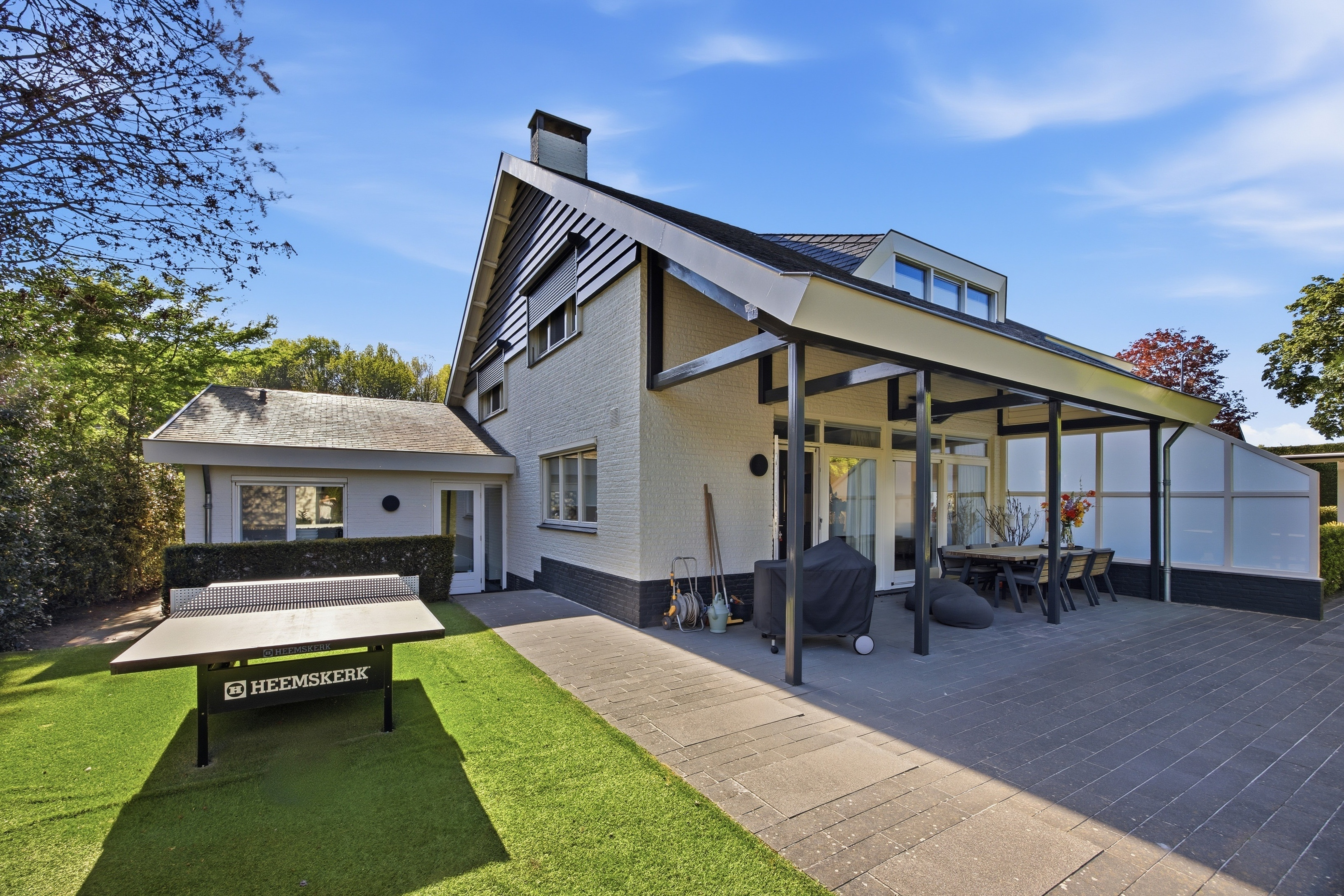 Ruime villa met overkapping