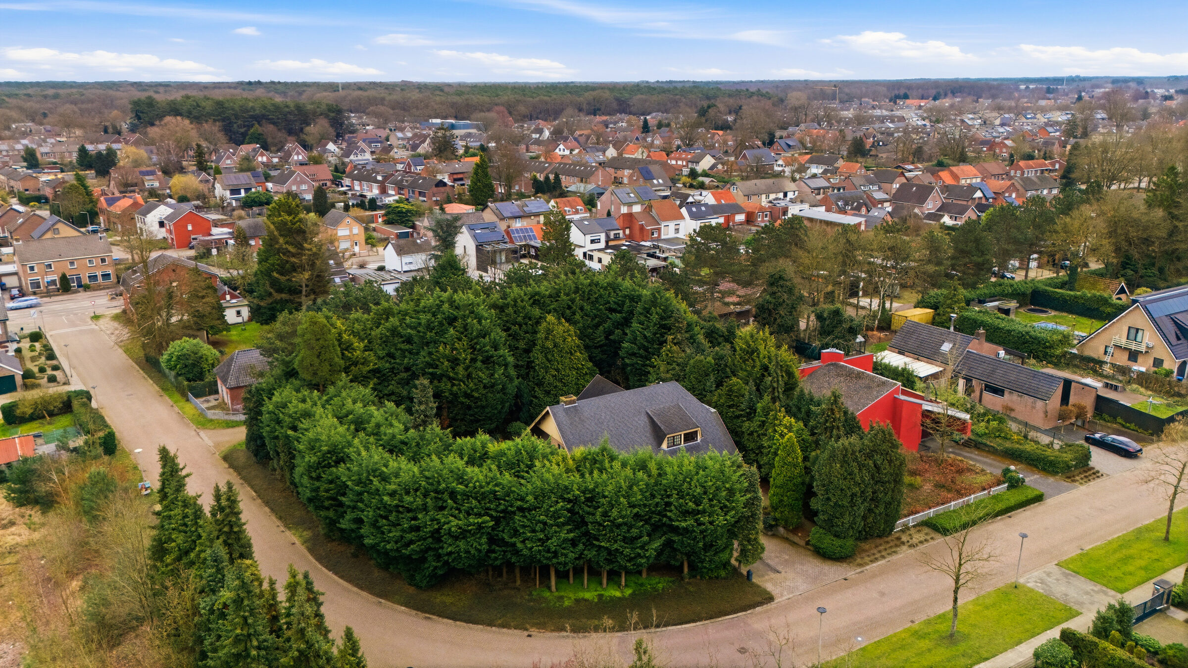 Dronebeeld van woning en tuin vanuit de lucht