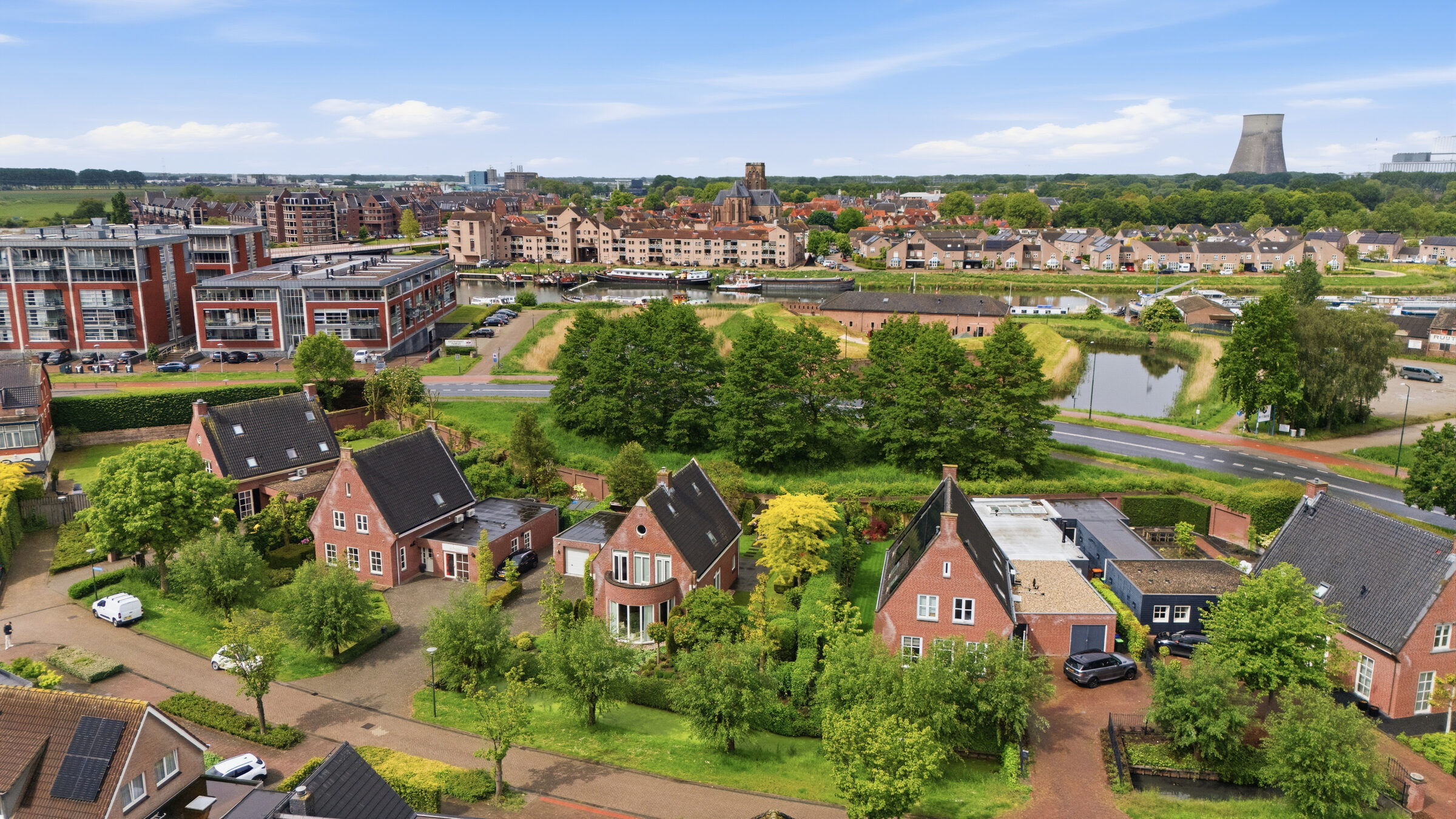 Dronefoto van woning met omliggende percelen