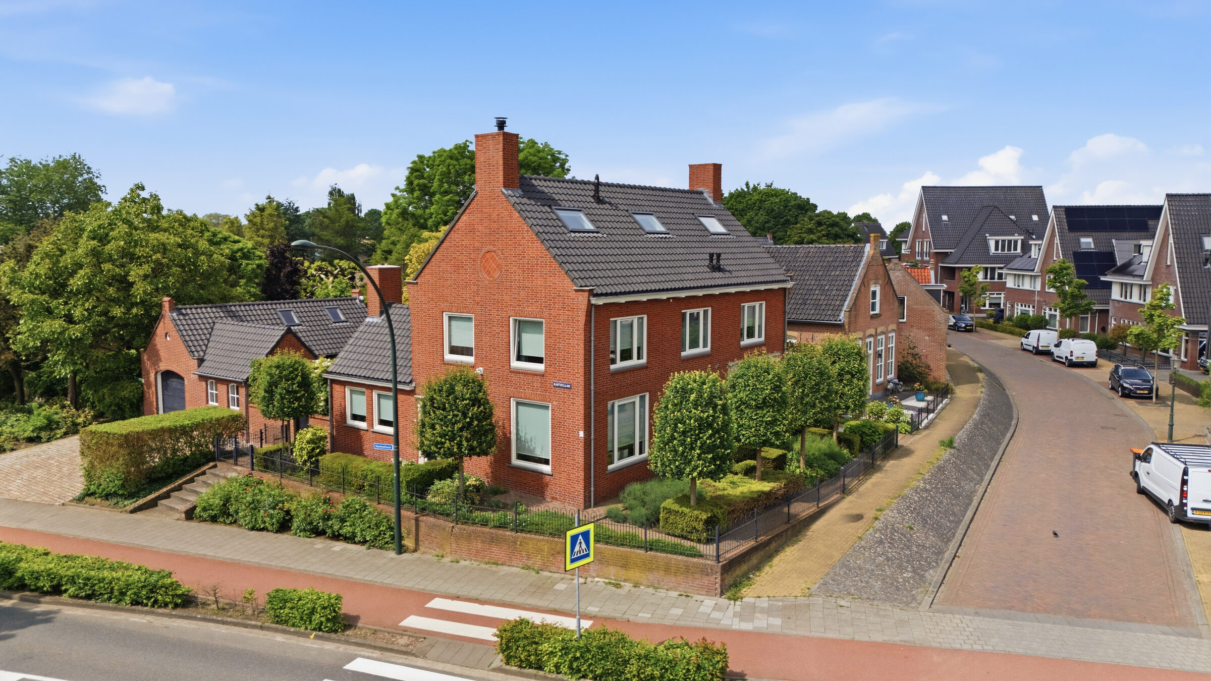 Overzichtsbeeld van woning en buurt vanuit droneperspectief