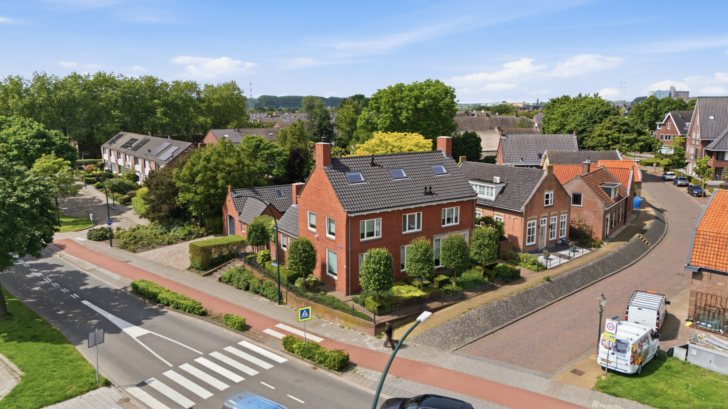 Dronebeeld van ligging en omgeving van een woning