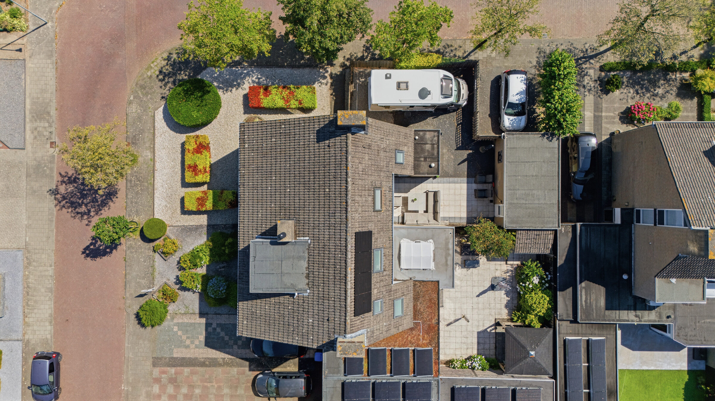 Luchtfoto van woningpresentatie met veel groen in de omgeving
