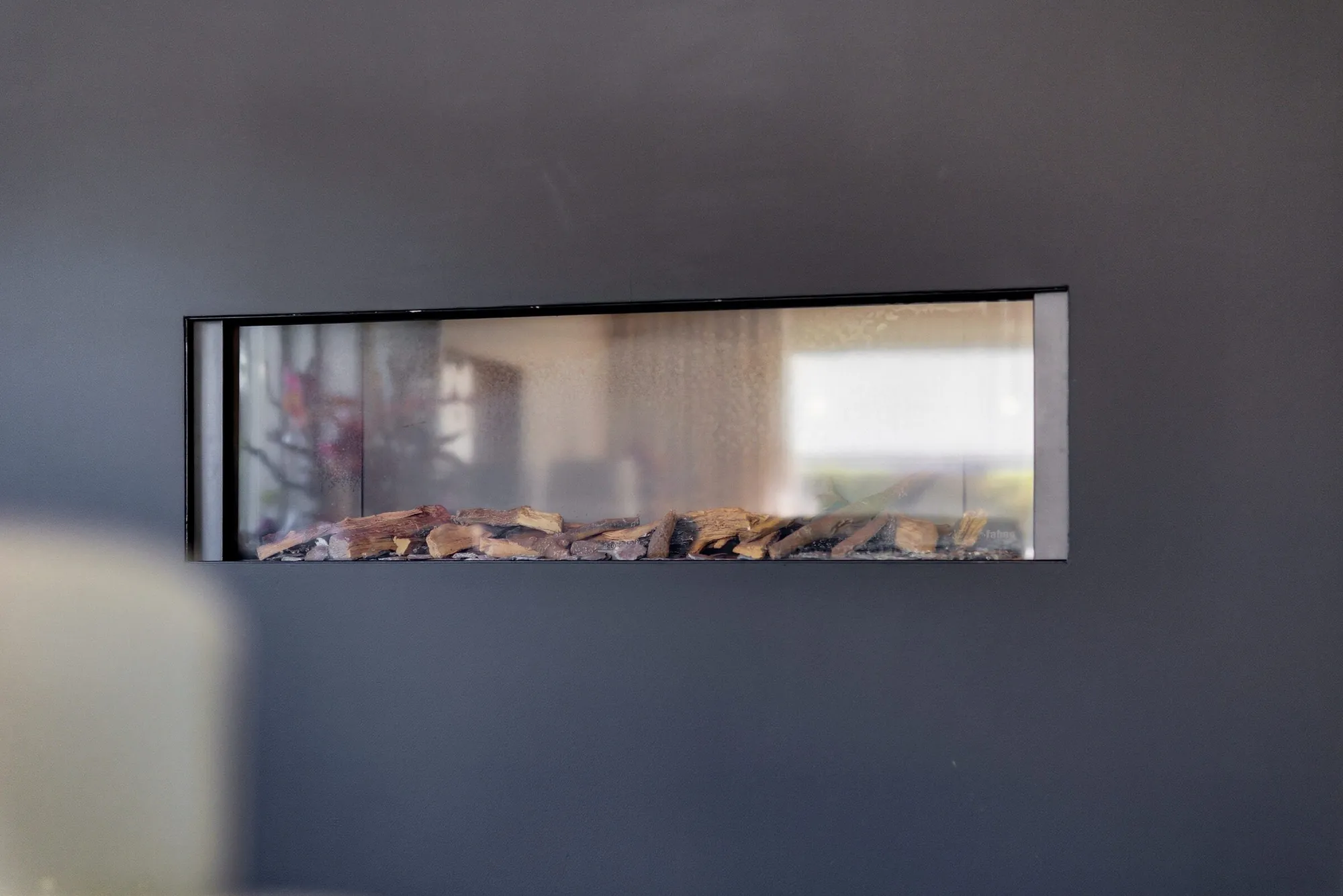 Inbouwhaard in een donkere wand