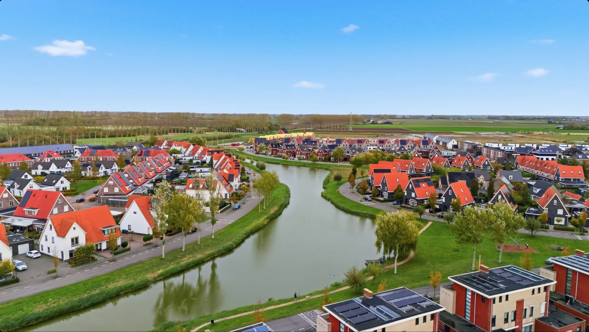 Nieuwbouwwijk aan het water vanuit de lucht