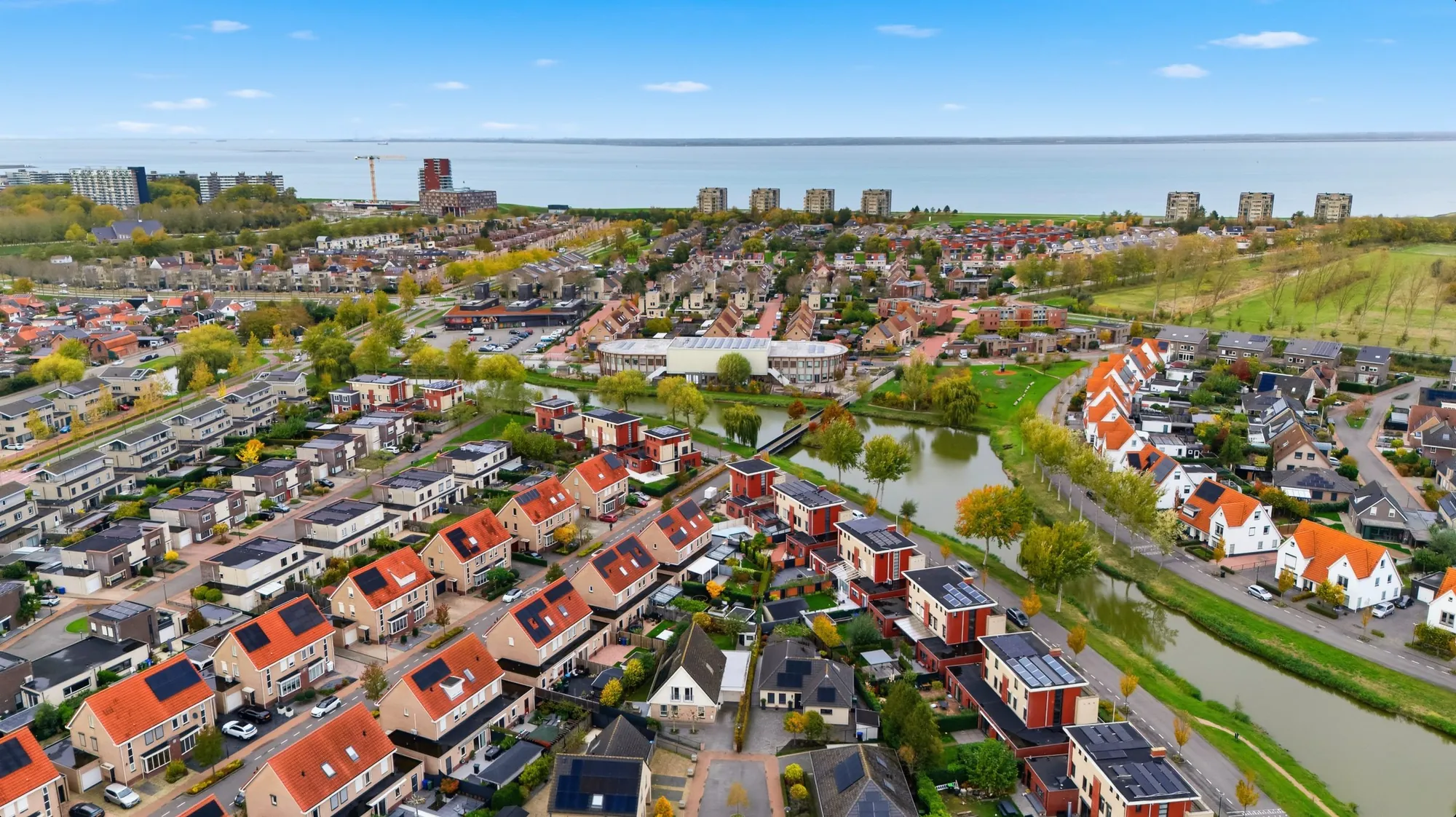 Overzicht van een wijk en de omgeving vanuit de lucht