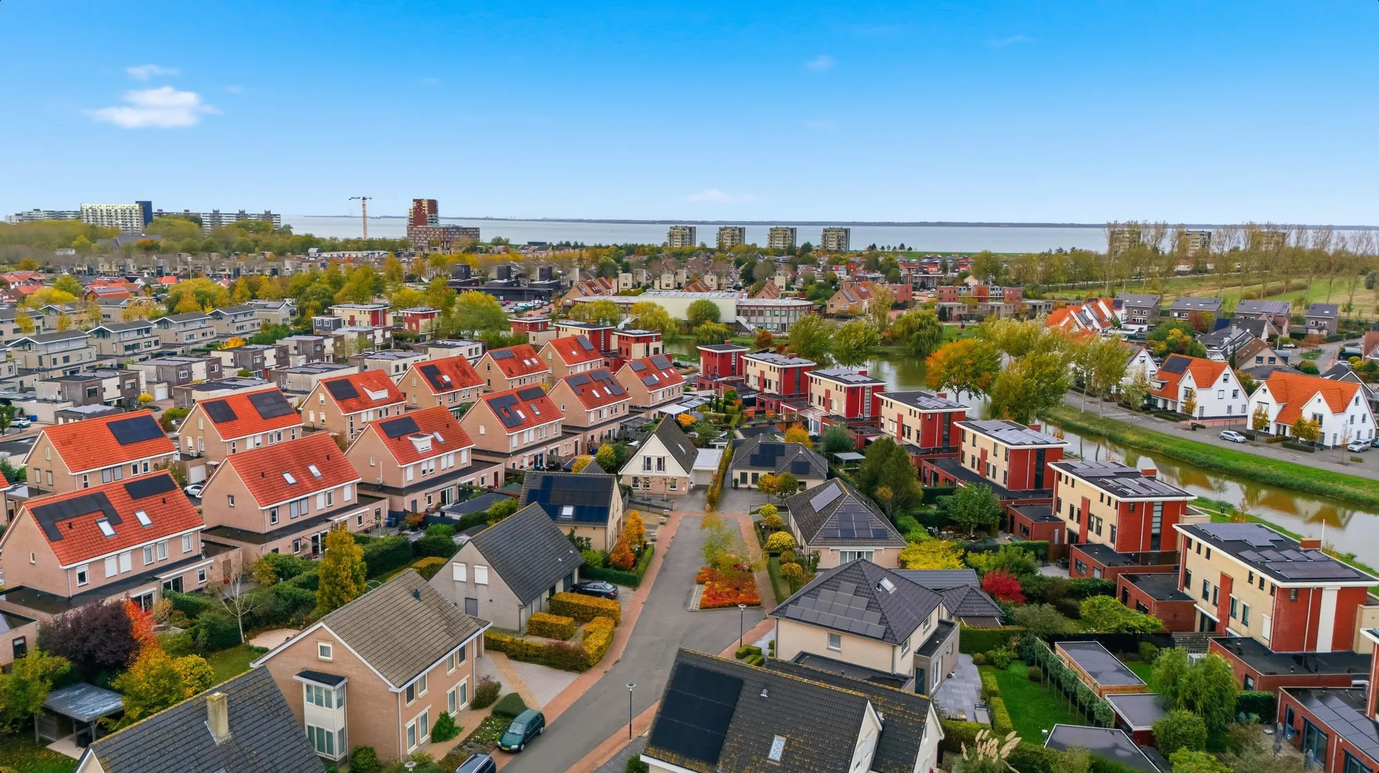 Woonwijk met rode daken vanuit de lucht