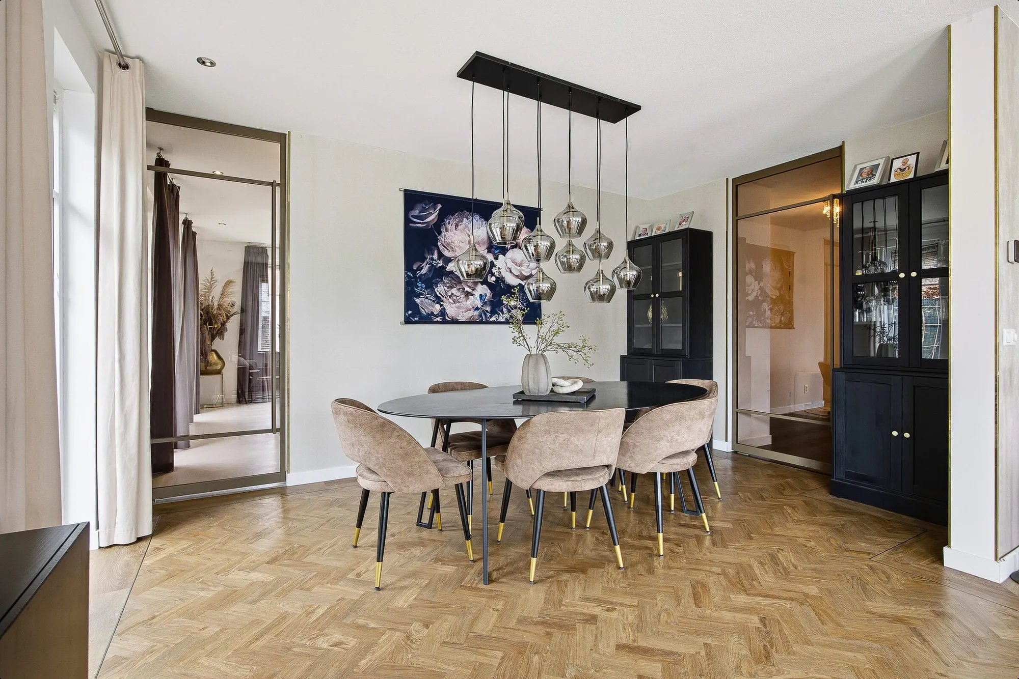 Eetkamer met visgraatvloer