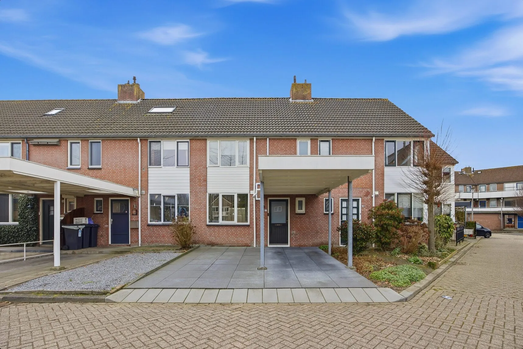 Gevel van een rijwoning met carport