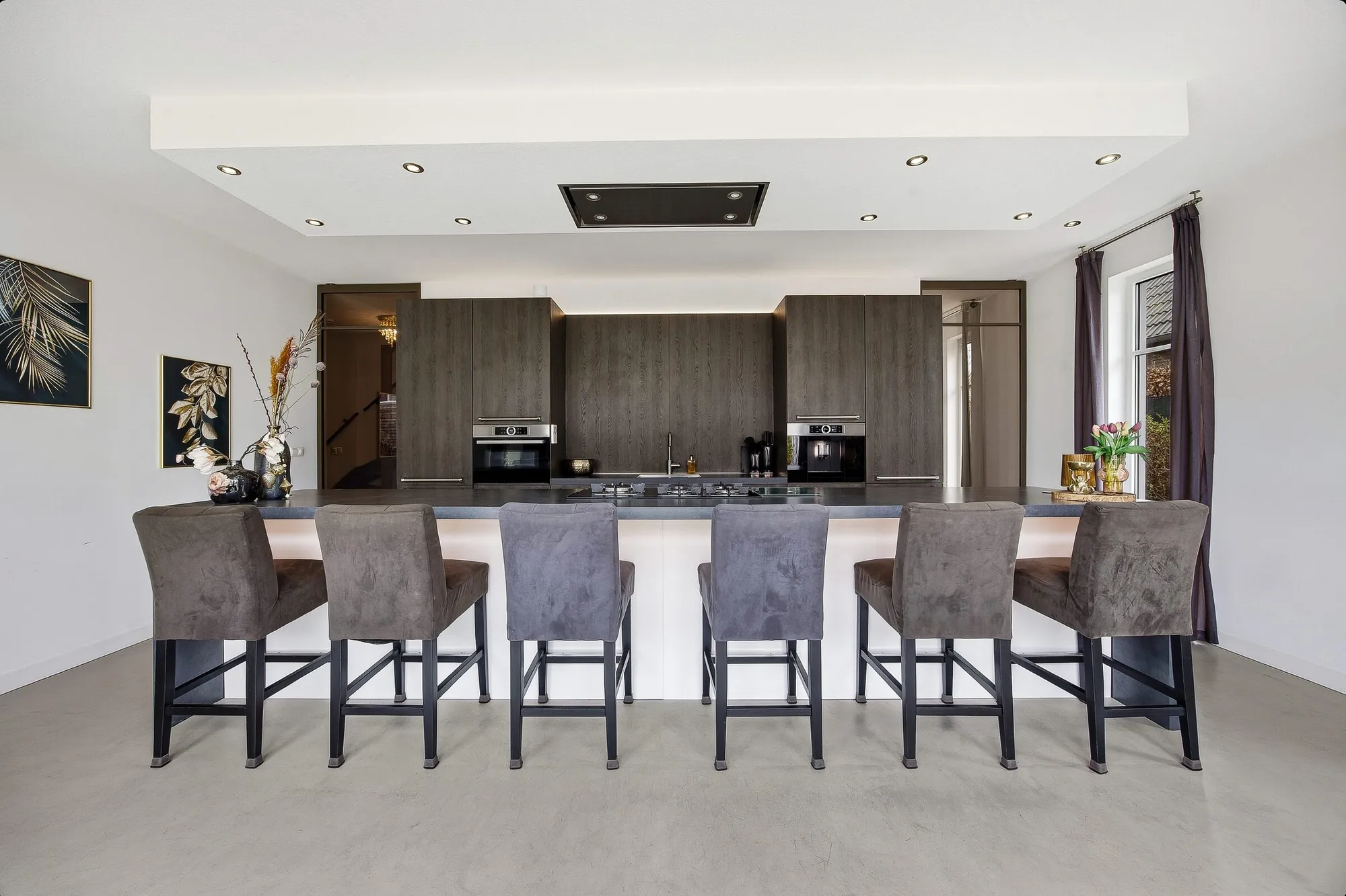 Keuken met bar en krukken