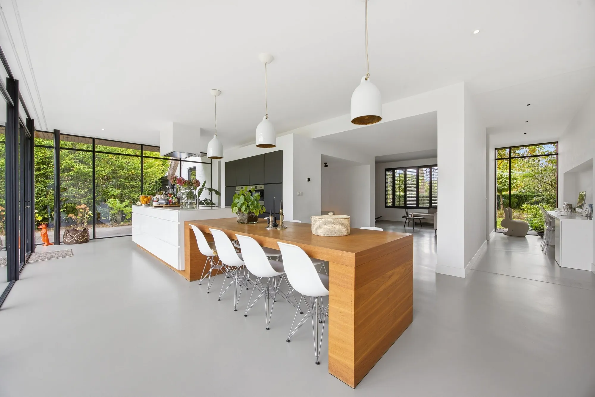 Open keuken met lange tafel