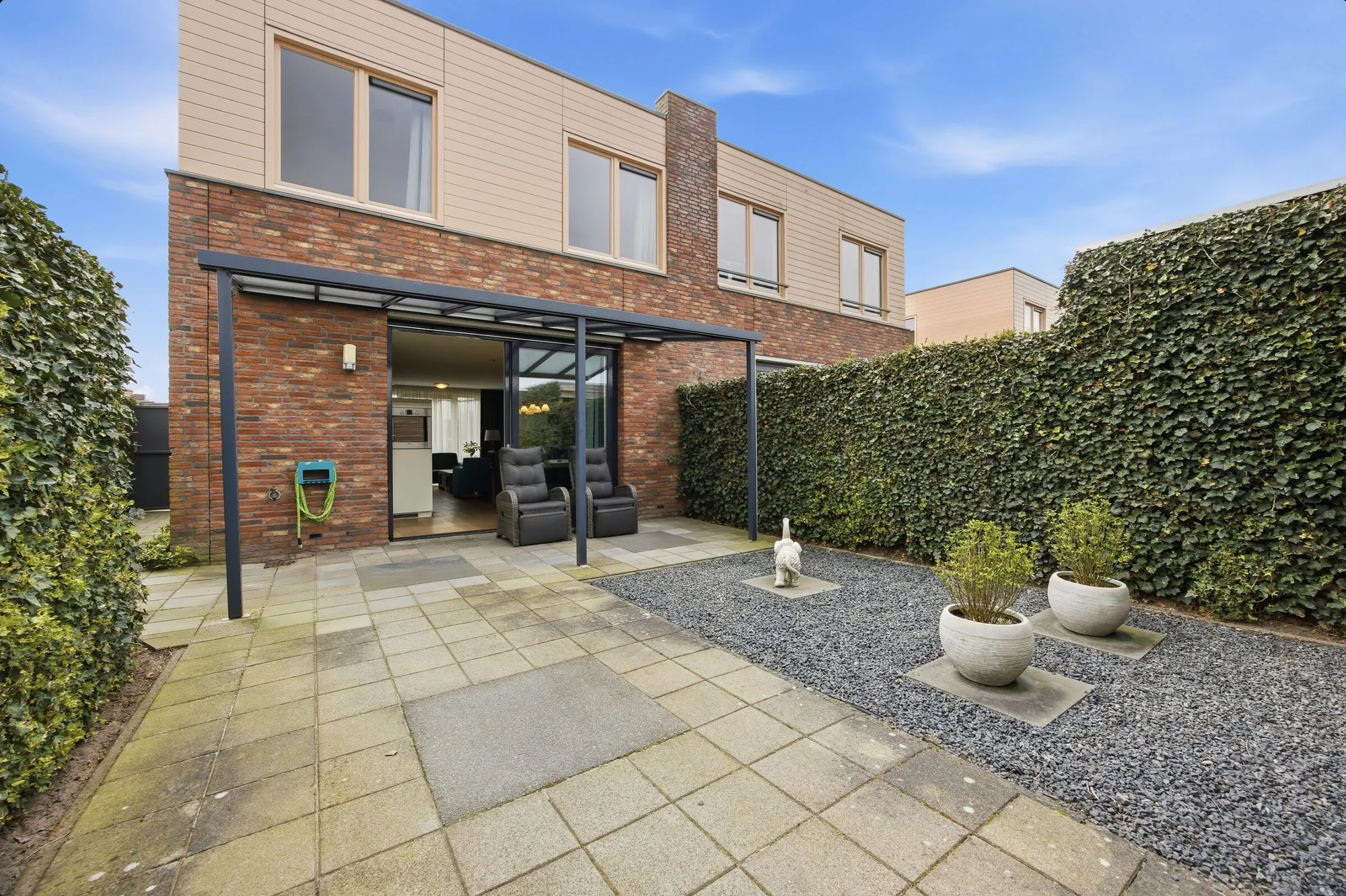 Tuin met overkapping